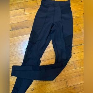 LIKE NEW Lululemon high waisted leggings with mesh sides (size 2)